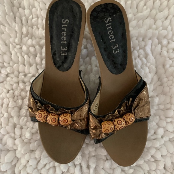 Size 7 kitten beaded metallic bronze shoe heel open toe From Barbados unique - Picture 2 of 4